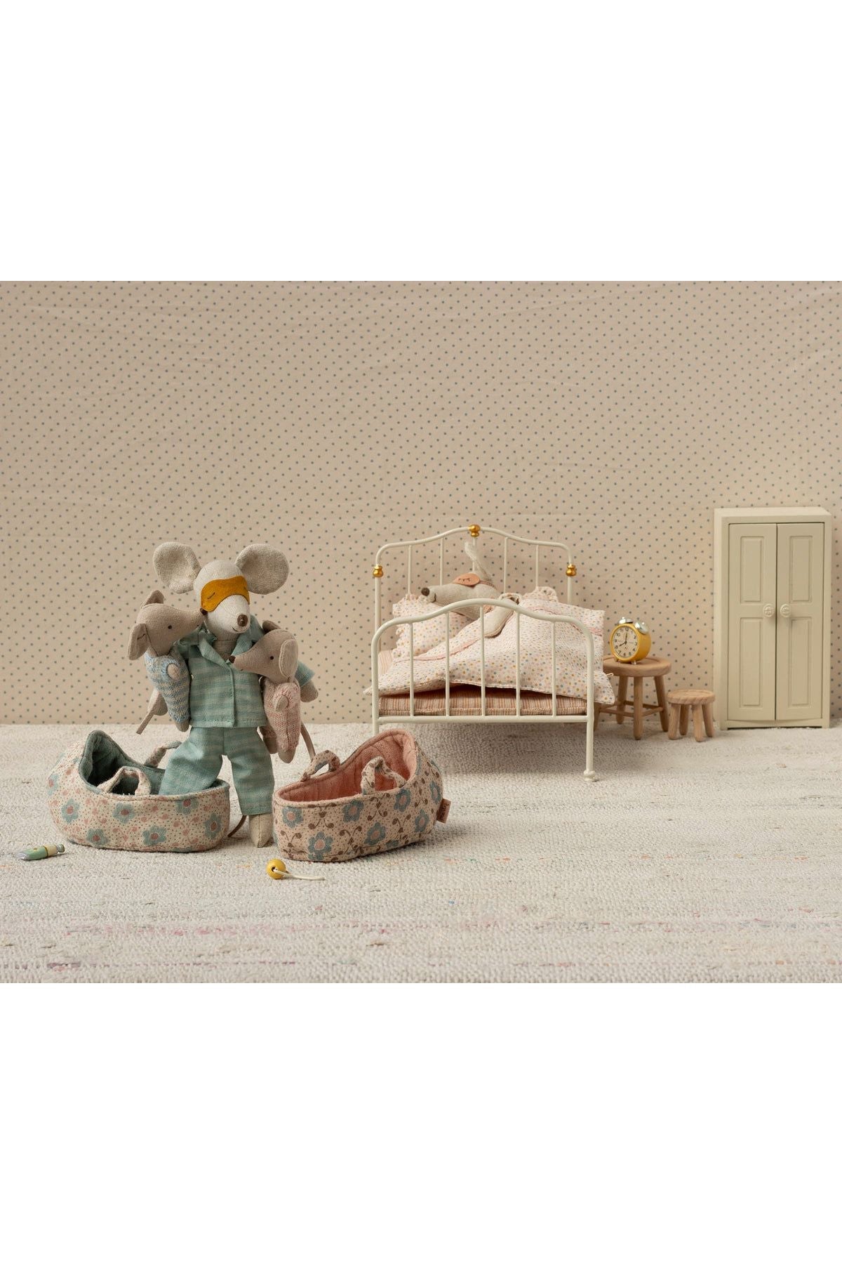 Baby mouse in carry cot - Blue van Maileg | Kids Conceptstore Le Fanfare