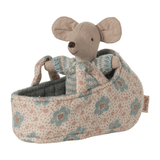 Baby mouse in carry cot - Blue van Maileg | Kids Conceptstore Le Fanfare