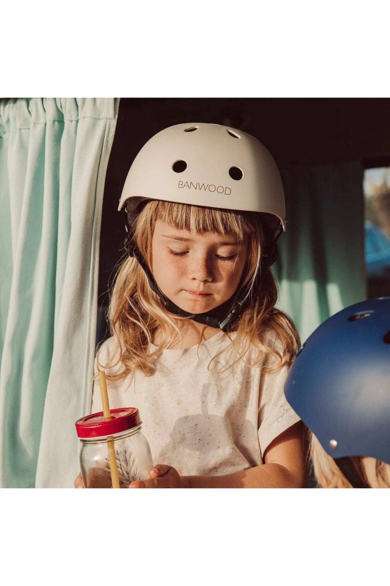 Banwood classic helmet - matte - cream van Banwood | Kids Conceptstore Le Fanfare