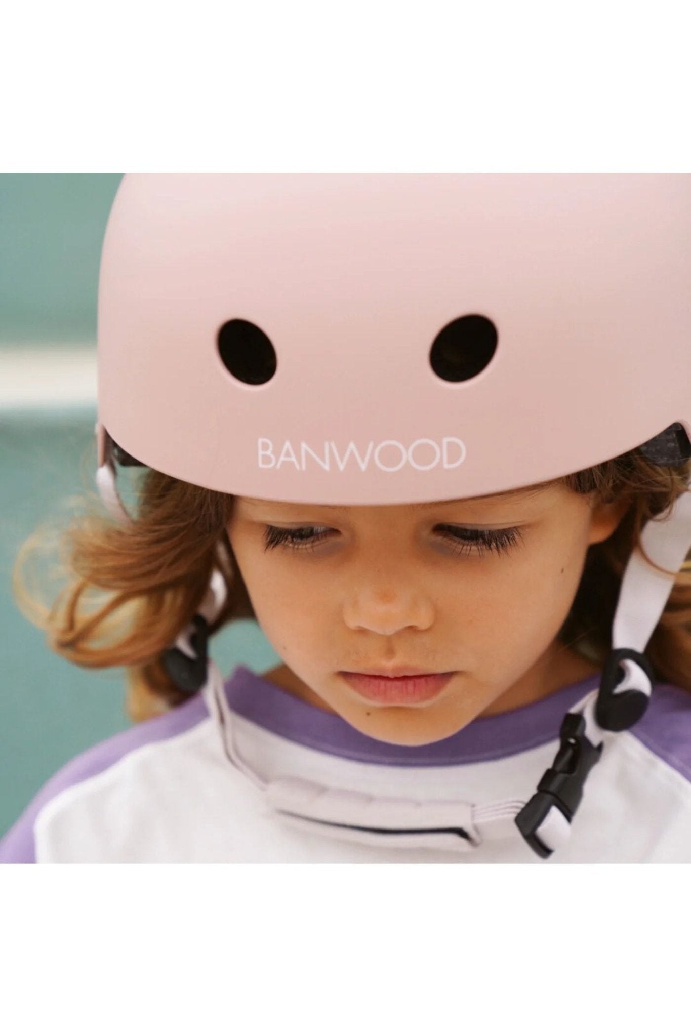 Banwood eco helmet - faded pink van Banwood | Kids Conceptstore Le Fanfare