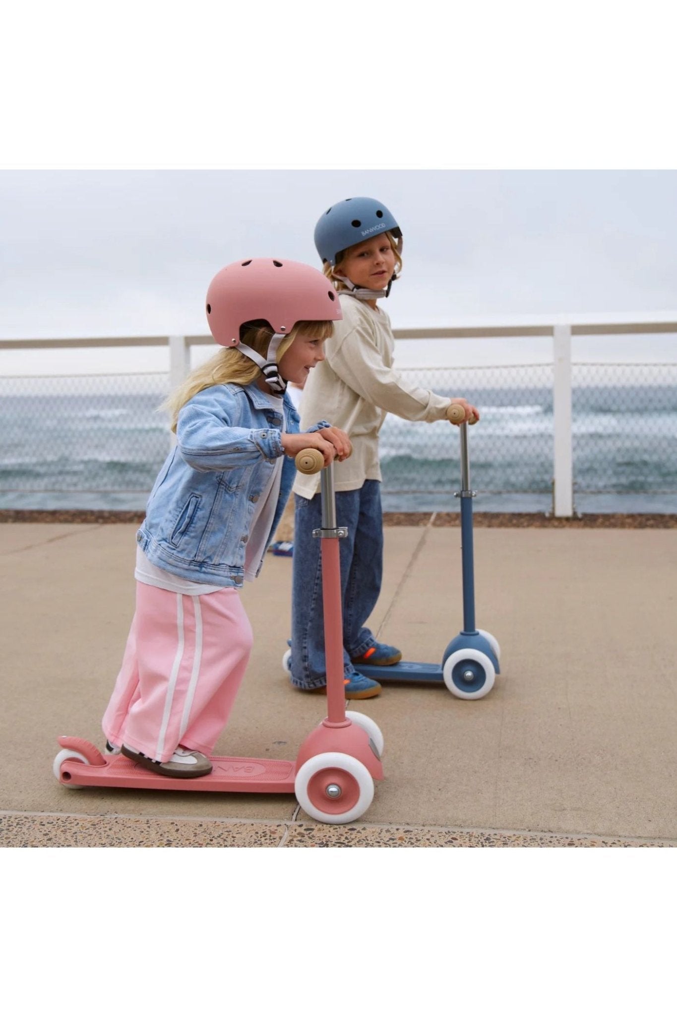 Banwood eco helmet - raspberry van Banwood | Kids Conceptstore Le Fanfare