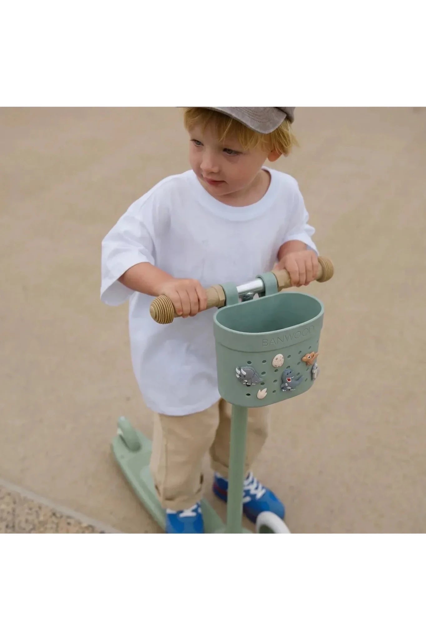 Banwood Pin&Ride basket - Olive van Banwood | Kids Conceptstore Le Fanfare