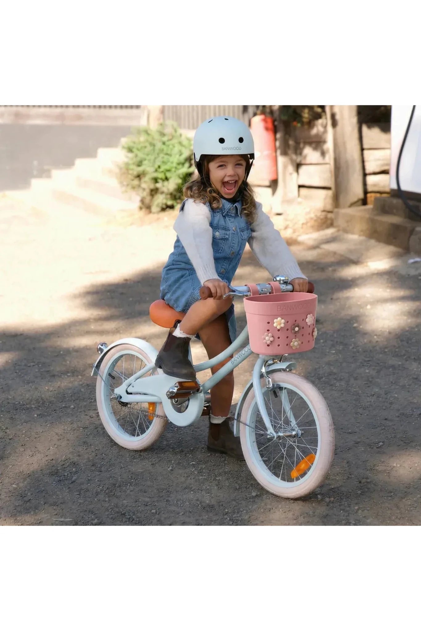 Banwood Pin&Ride basket - Raspberry van Banwood | Kids Conceptstore Le Fanfare
