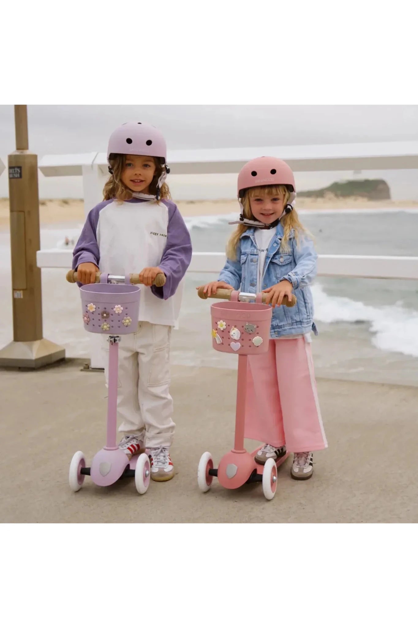 Banwood Pin&Ride basket - Raspberry van Banwood | Kids Conceptstore Le Fanfare
