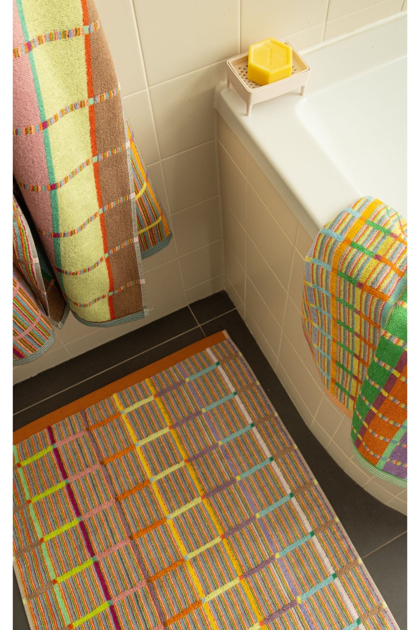 bath mat 69 criss cross van foekje fleur | Kids Conceptstore Le Fanfare