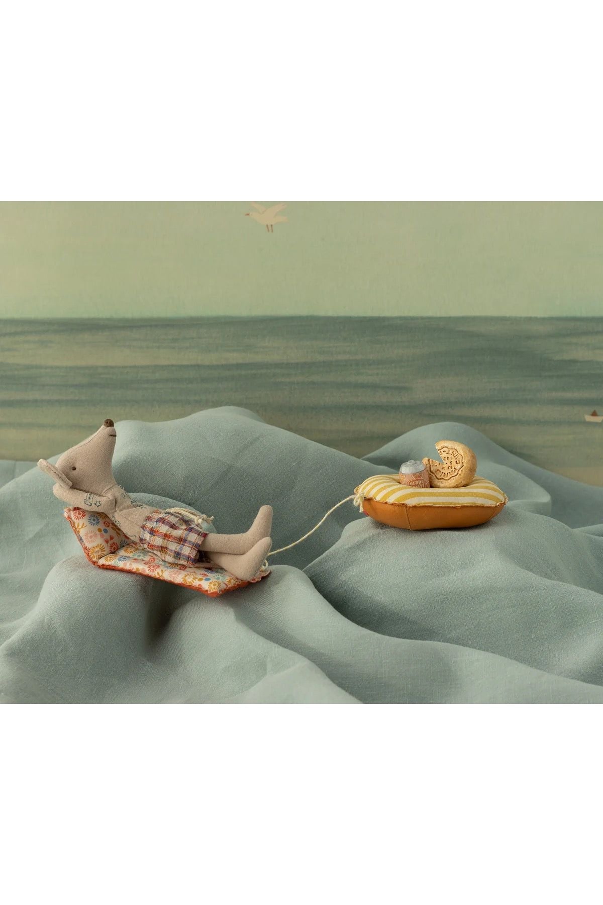 Beach mouse with air mattress, Dad - Flower van Maileg | Kids Conceptstore Le Fanfare