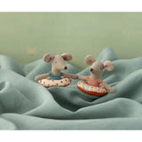 Beach mouse with float, Little sister - Red dot van Maileg | Kids Conceptstore Le Fanfare