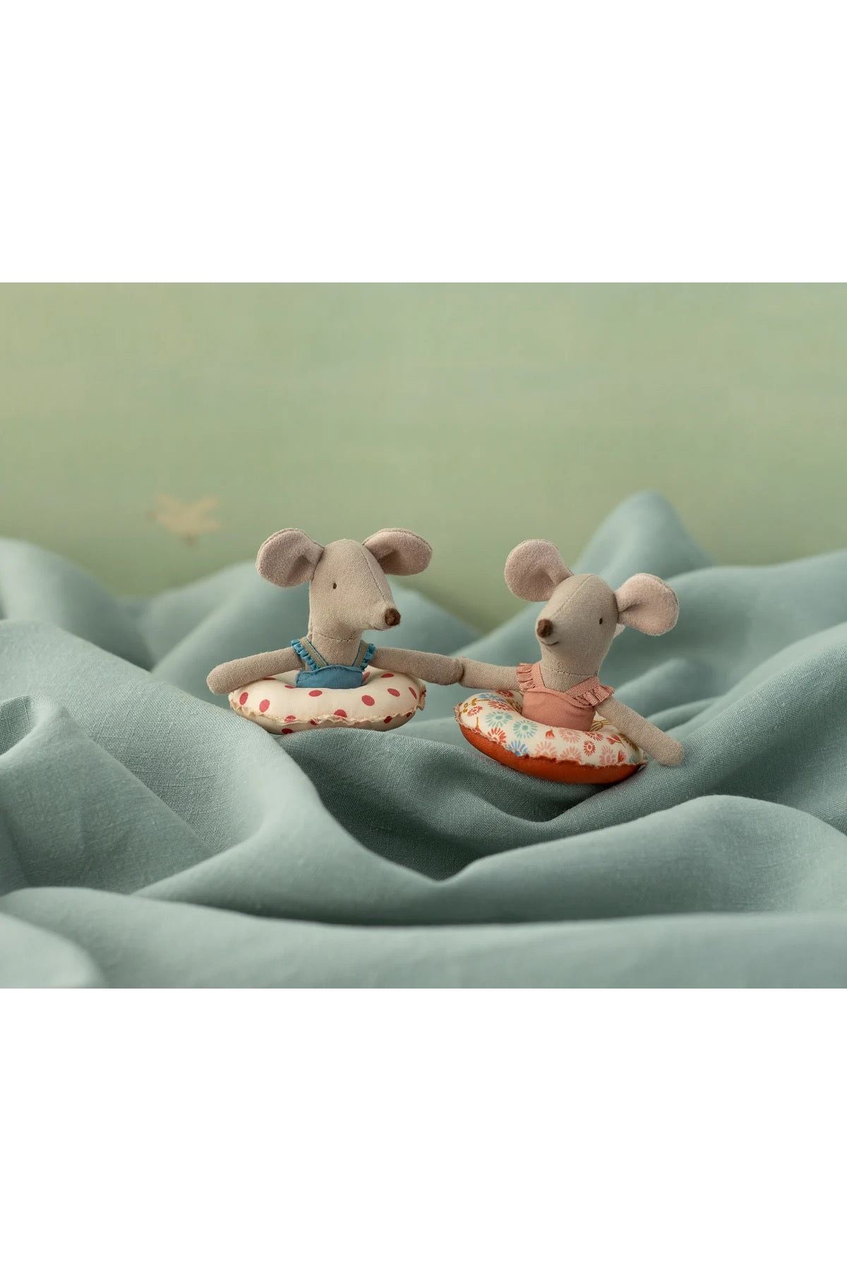 Beach mouse with float, Little sister - Red dot van Maileg | Kids Conceptstore Le Fanfare