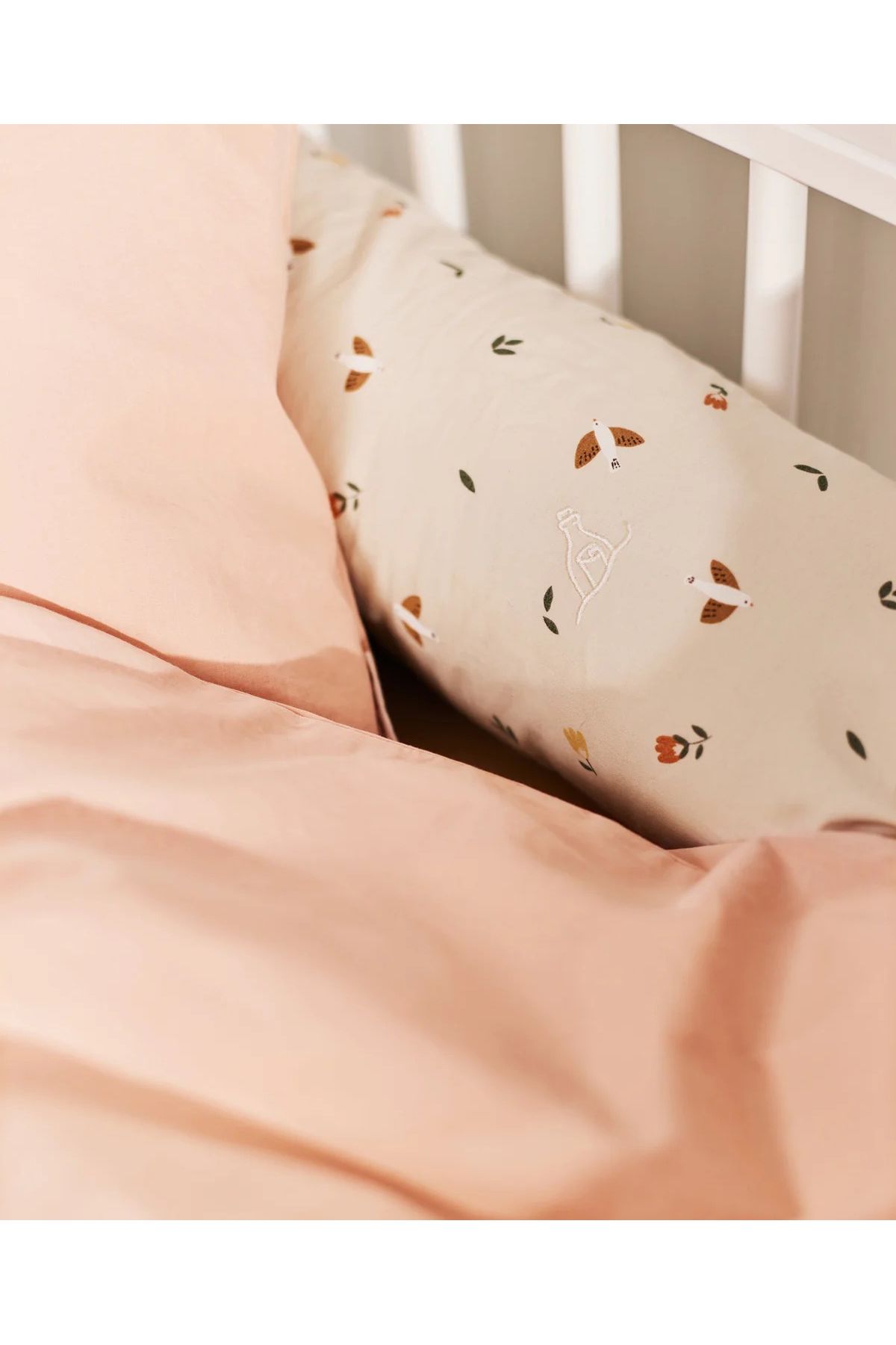 Bee Baby Bedding - Appleblossom van Dear April | Kids Conceptstore Le Fanfare