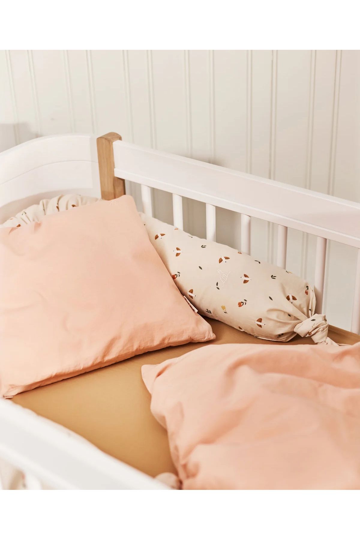 Bee Baby Bedding - Appleblossom van Dear April | Kids Conceptstore Le Fanfare