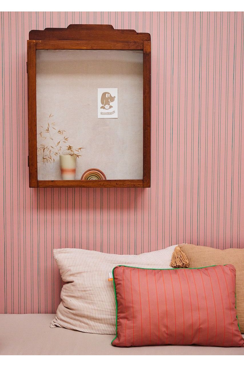Behang Gestreept - Framboos van Bibelotte | Kids Conceptstore Le Fanfare