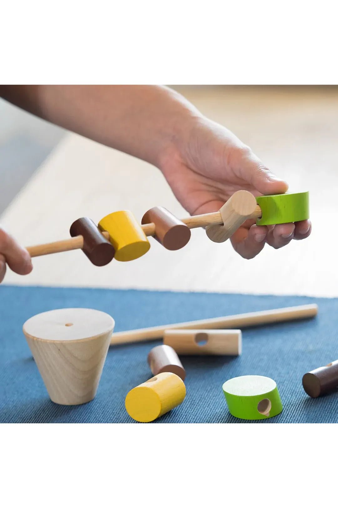 Blokken aan houten pen rijgen van Plan Toys | Kids Conceptstore Le Fanfare