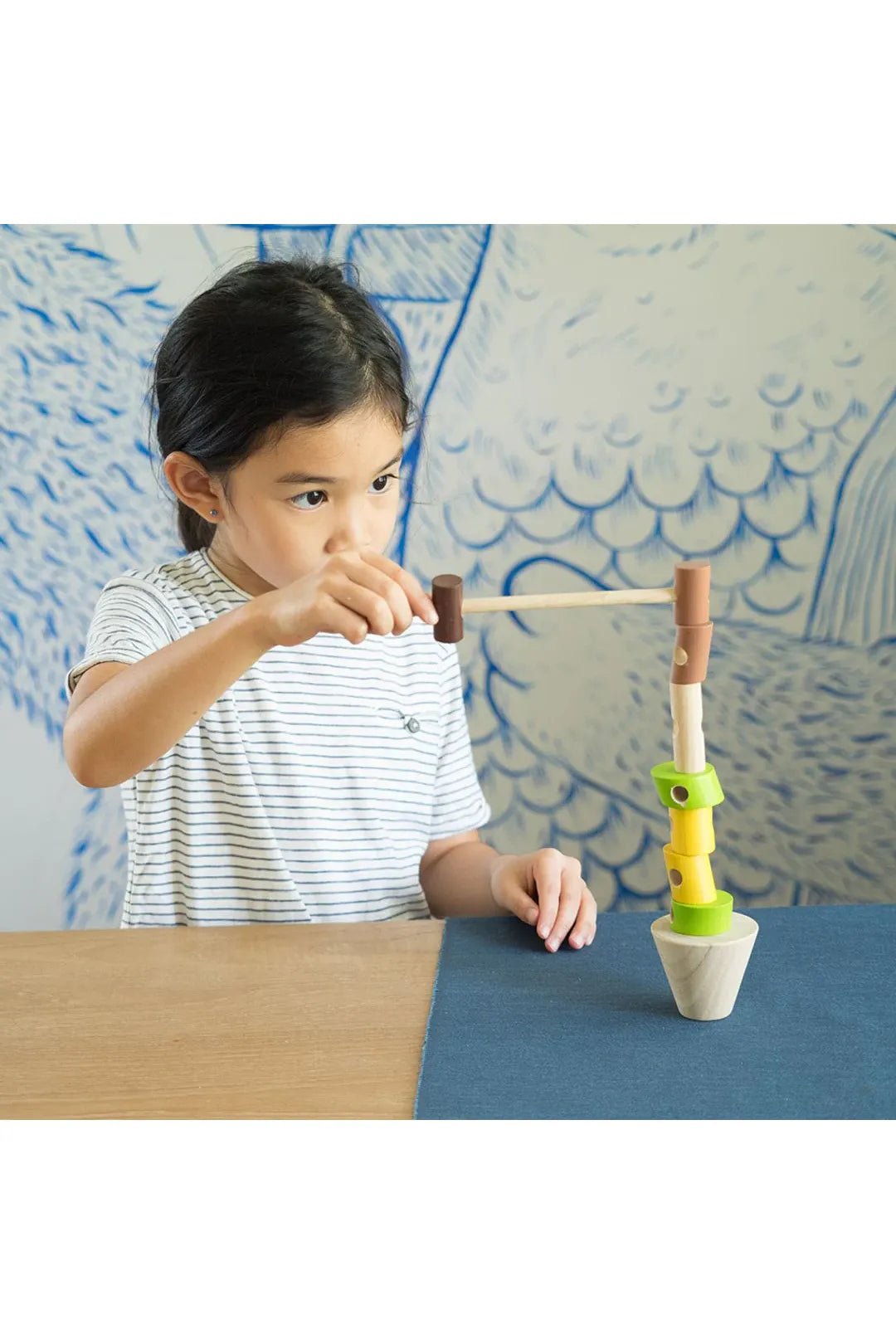 Blokken aan houten pen rijgen van Plan Toys | Kids Conceptstore Le Fanfare