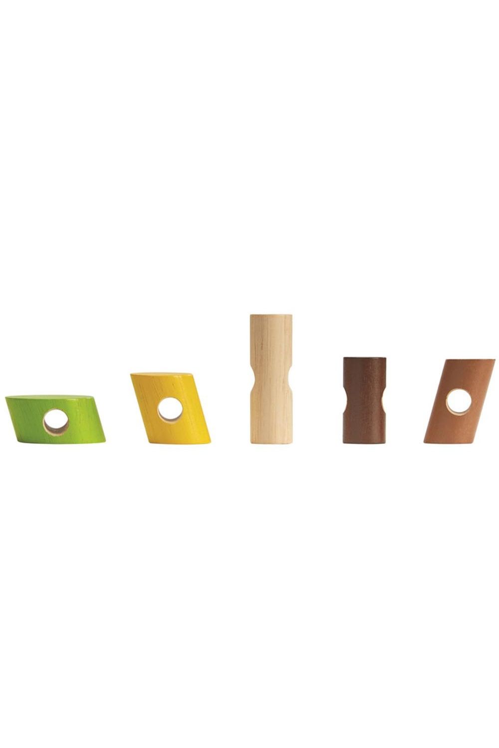 Blokken aan houten pen rijgen van Plan Toys | Kids Conceptstore Le Fanfare
