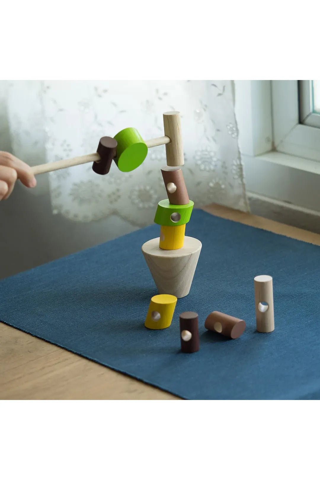 Blokken aan houten pen rijgen van Plan Toys | Kids Conceptstore Le Fanfare