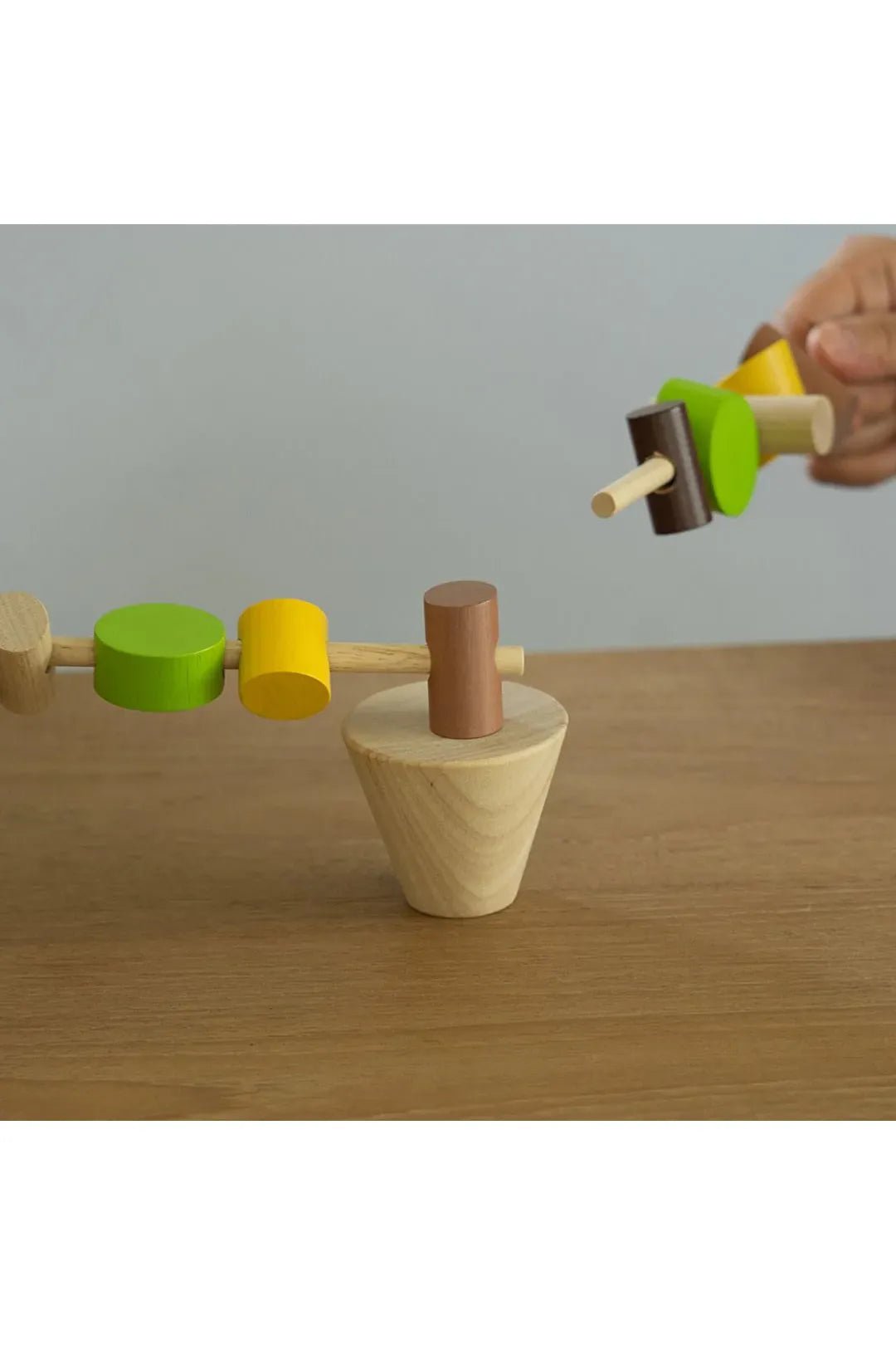 Blokken aan houten pen rijgen van Plan Toys | Kids Conceptstore Le Fanfare