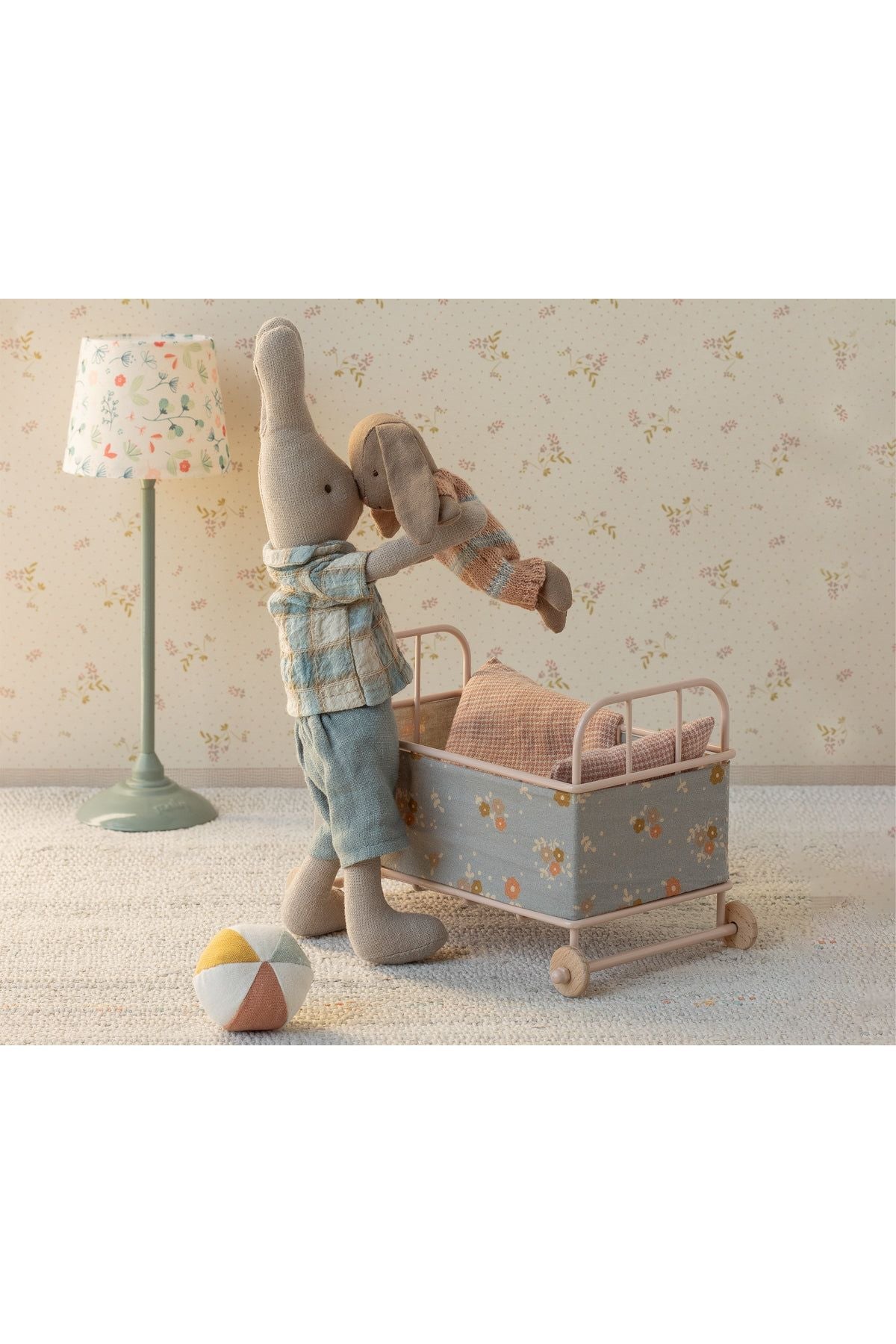 Bunny, Micro - Brown - Dusty rose knitted suit van Maileg | Kids Conceptstore Le Fanfare