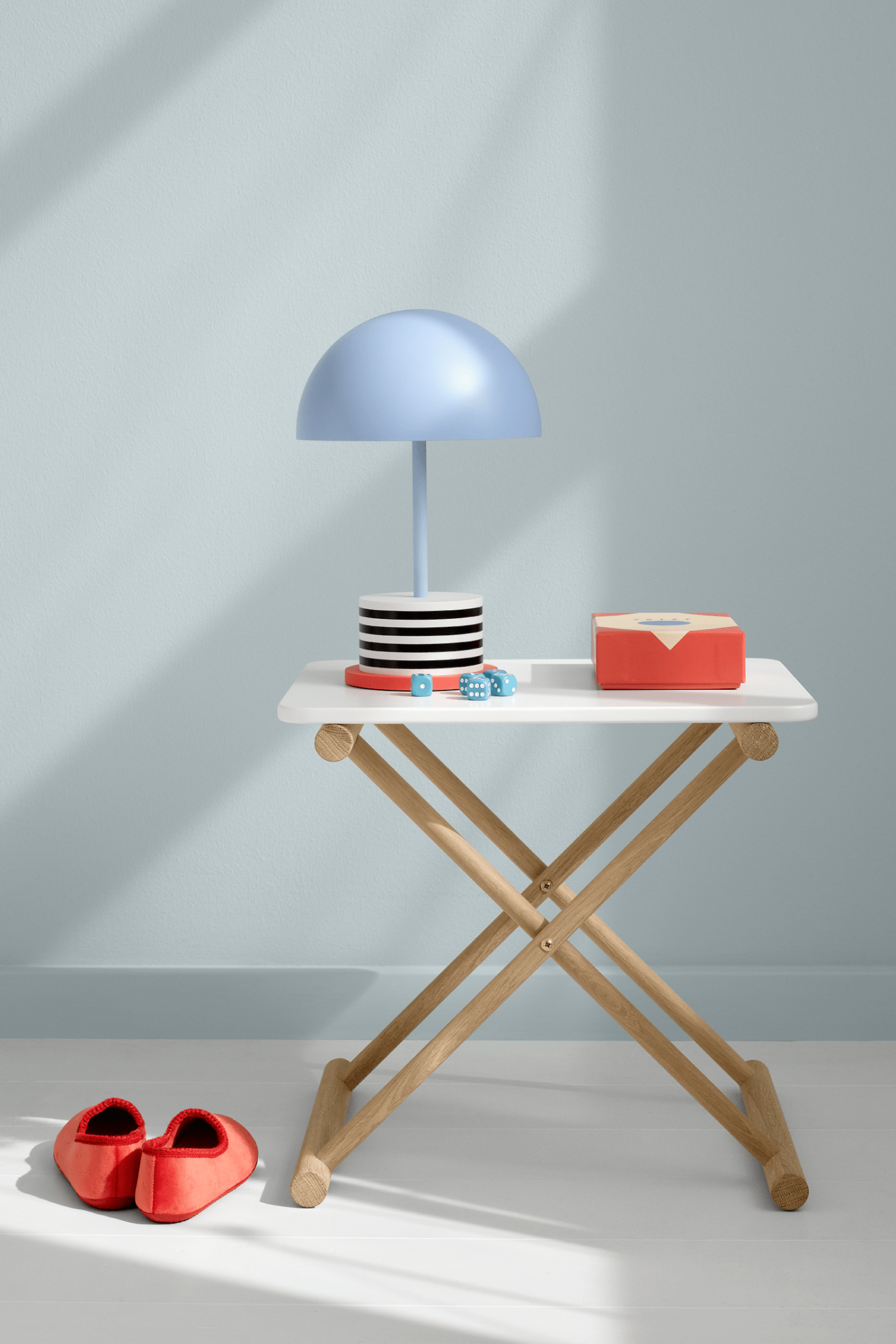 Camp bed table, high, white/oak van Oliver Furniture | Kids Conceptstore Le Fanfare