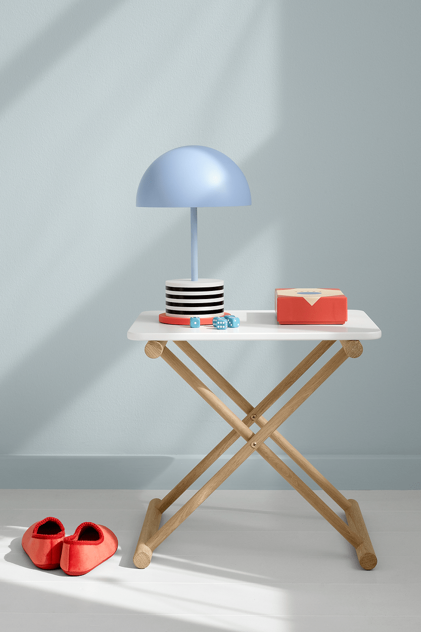 Camp bed table, low, white/oak van Oliver Furniture | Kids Conceptstore Le Fanfare