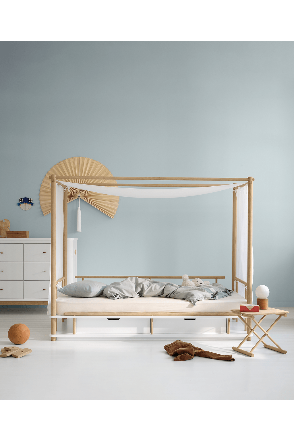 Camp canopy bed, 90x180 cm, white/oak van Oliver Furniture | Kids Conceptstore Le Fanfare