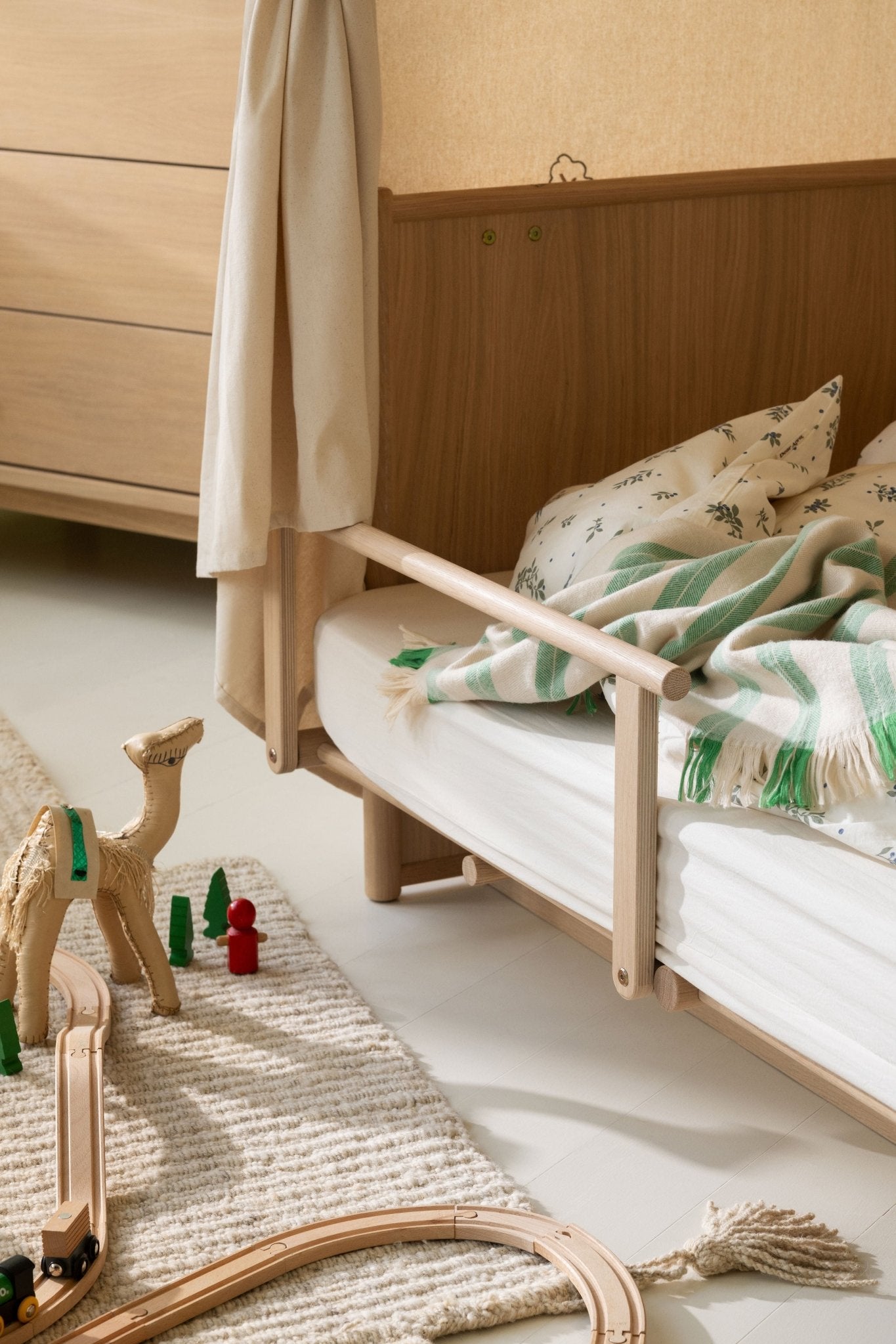 Camp novel bed guard, 2 pcs., oak van Oliver Furniture | Kids Conceptstore Le Fanfare