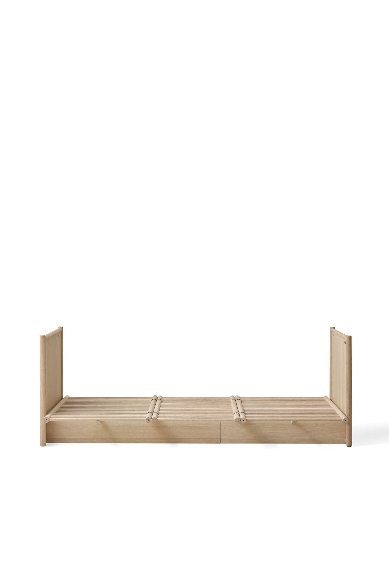 Camp novel cot bed/bed, 60x120/120x200 cm, oak van Oliver Furniture | Kids Conceptstore Le Fanfare