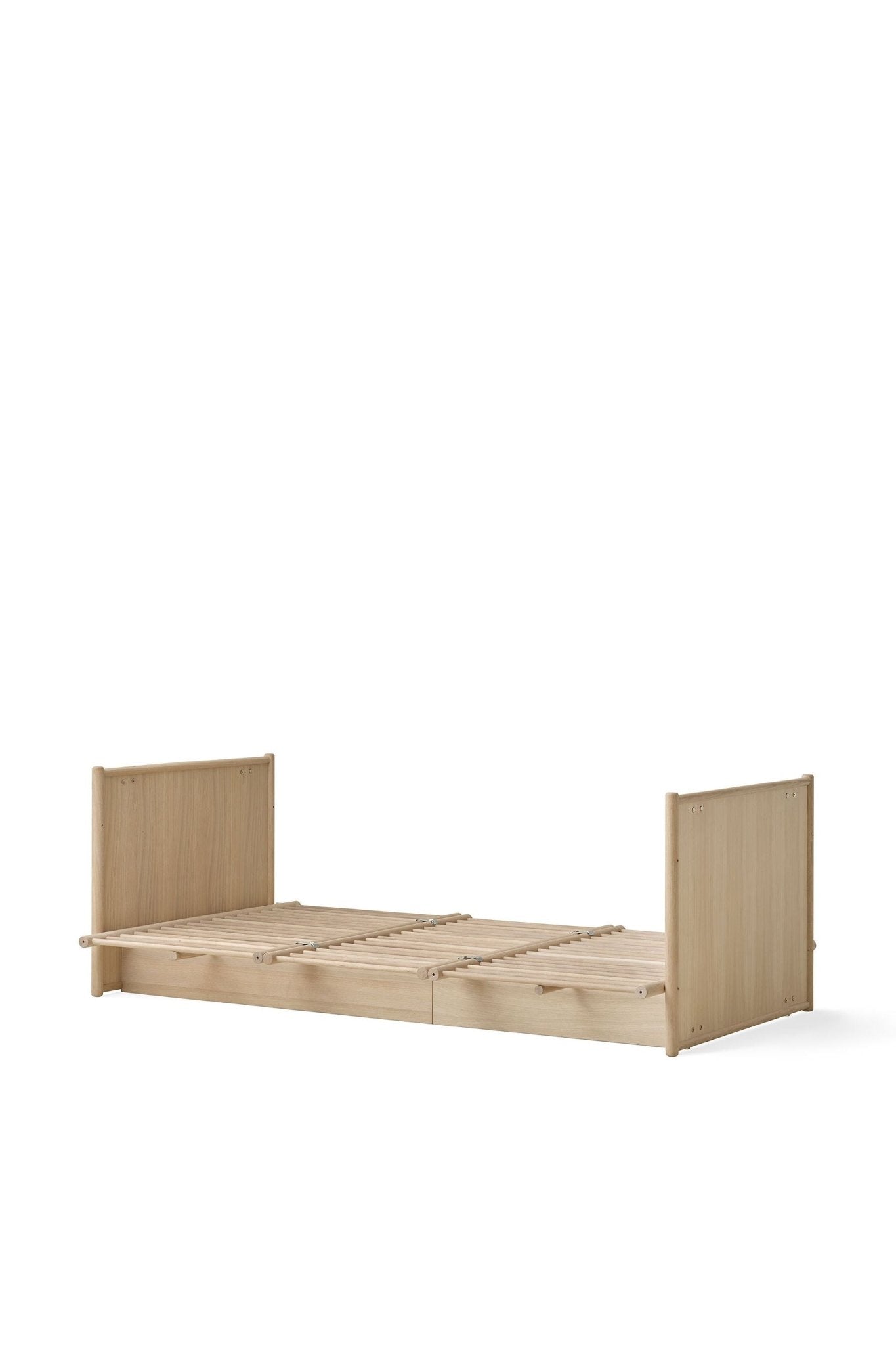 Camp novel cot bed/bed, 60x120/120x200 cm, oak van Oliver Furniture | Kids Conceptstore Le Fanfare