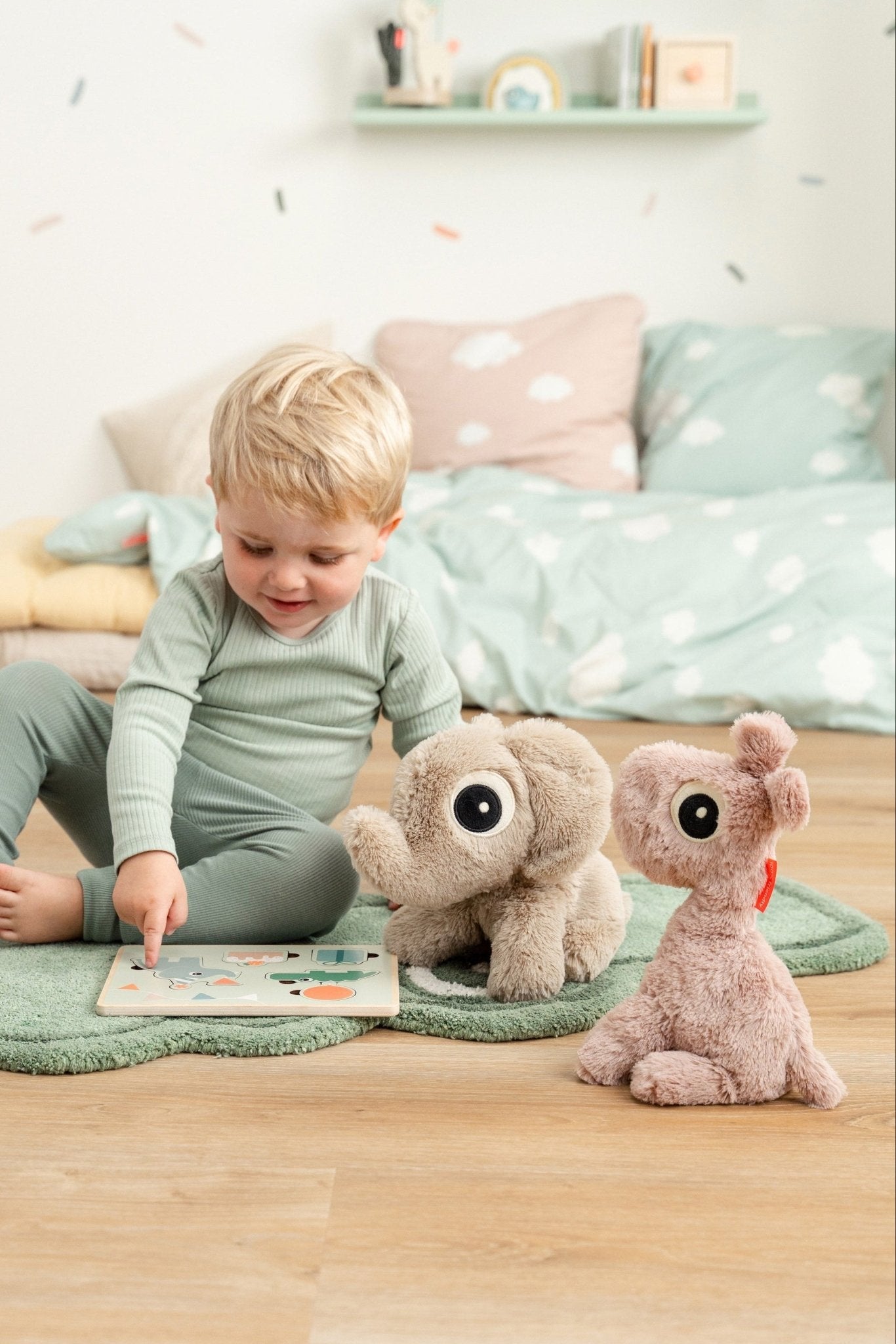 Cuddle bestie | Elphee - Sand van Done by Deer | Kids Conceptstore Le Fanfare