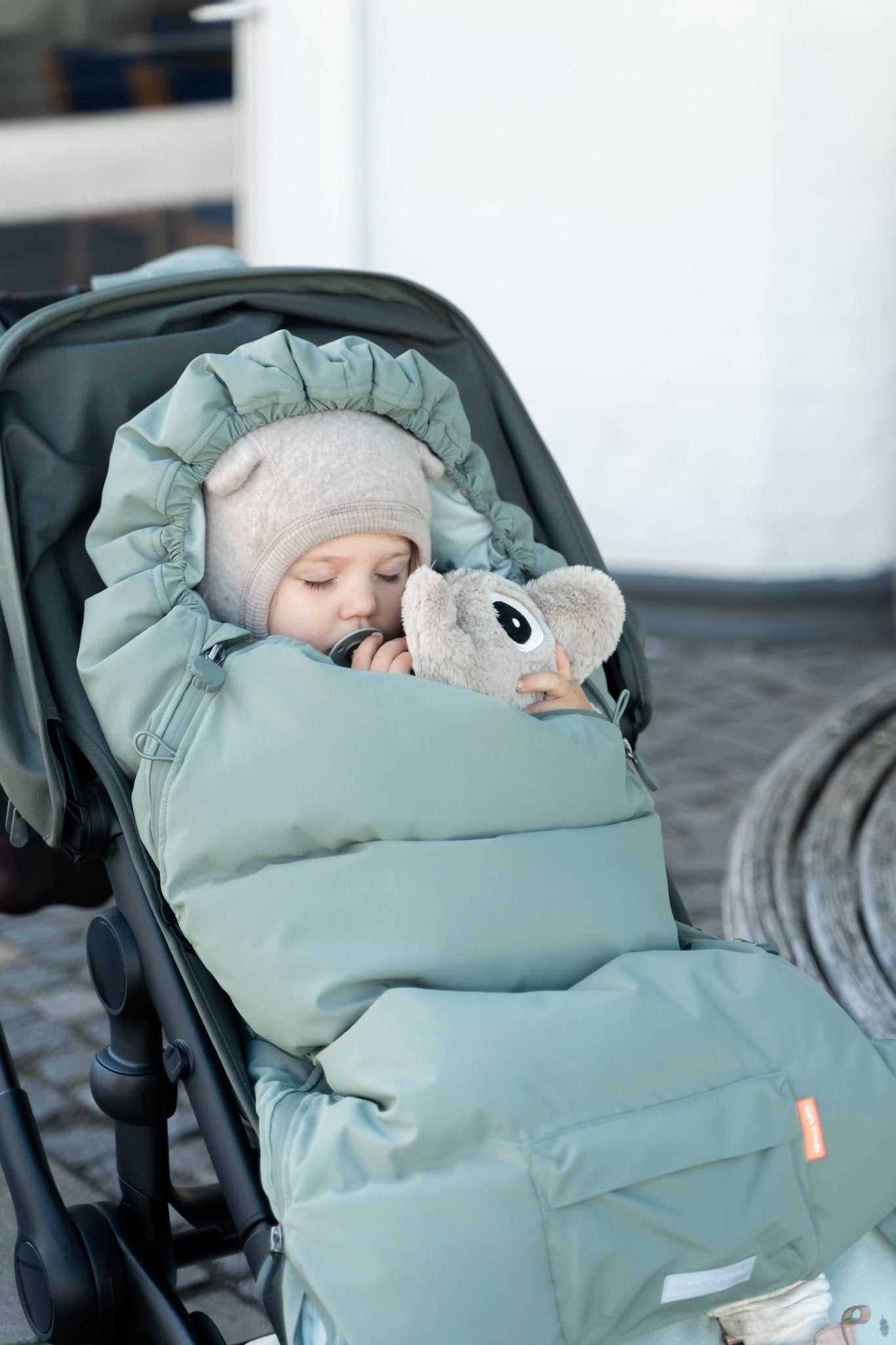Cuddle bestie | Elphee - Sand van Done by Deer | Kids Conceptstore Le Fanfare