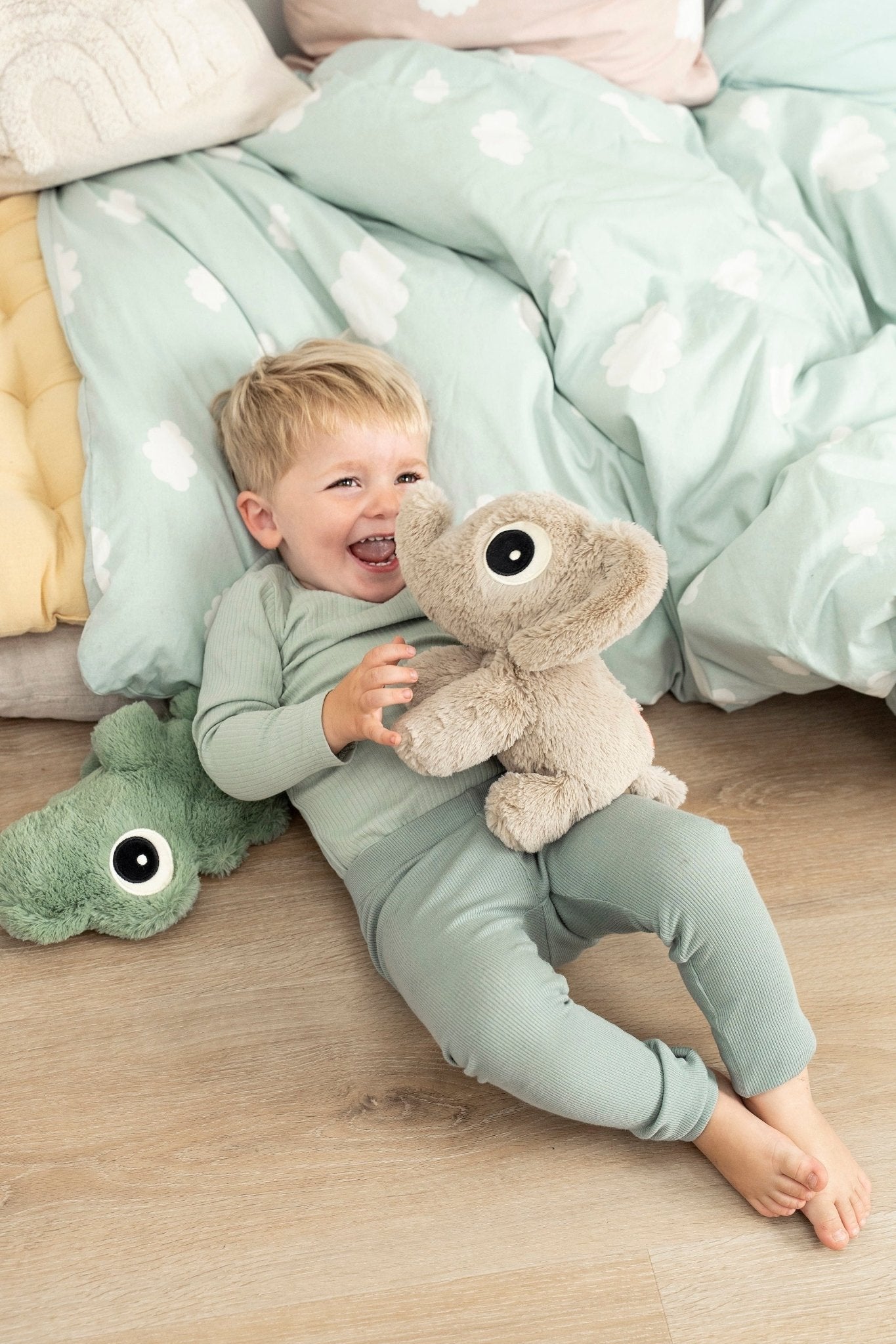 Cuddle bestie | Elphee - Sand van Done by Deer | Kids Conceptstore Le Fanfare