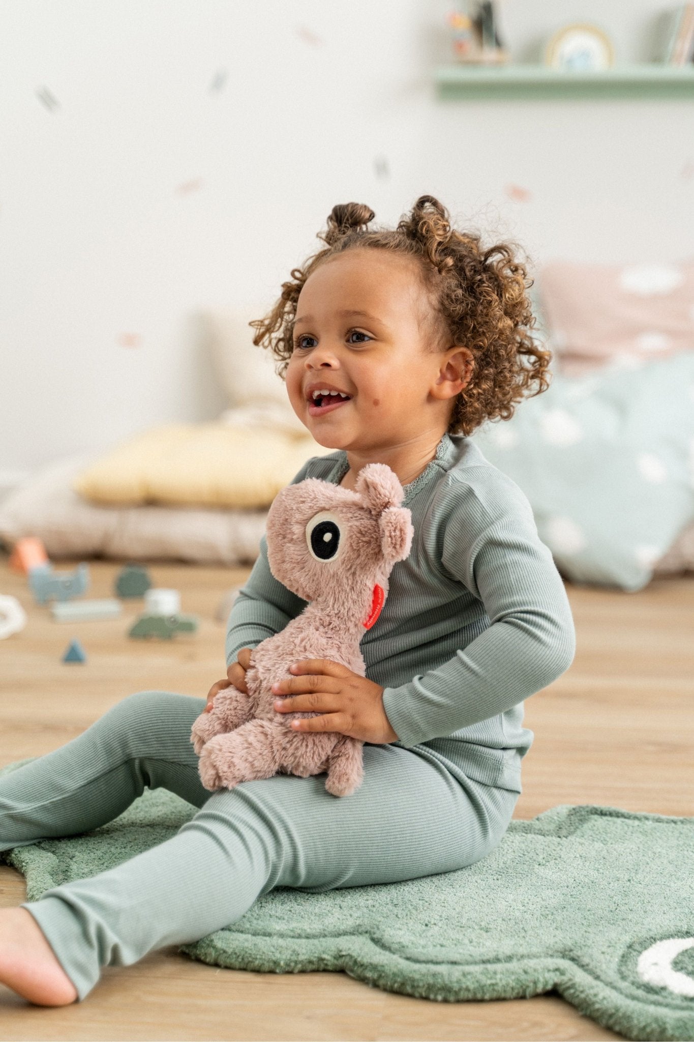 Cuddle bestie | Raffi - Powder van Done by Deer | Kids Conceptstore Le Fanfare