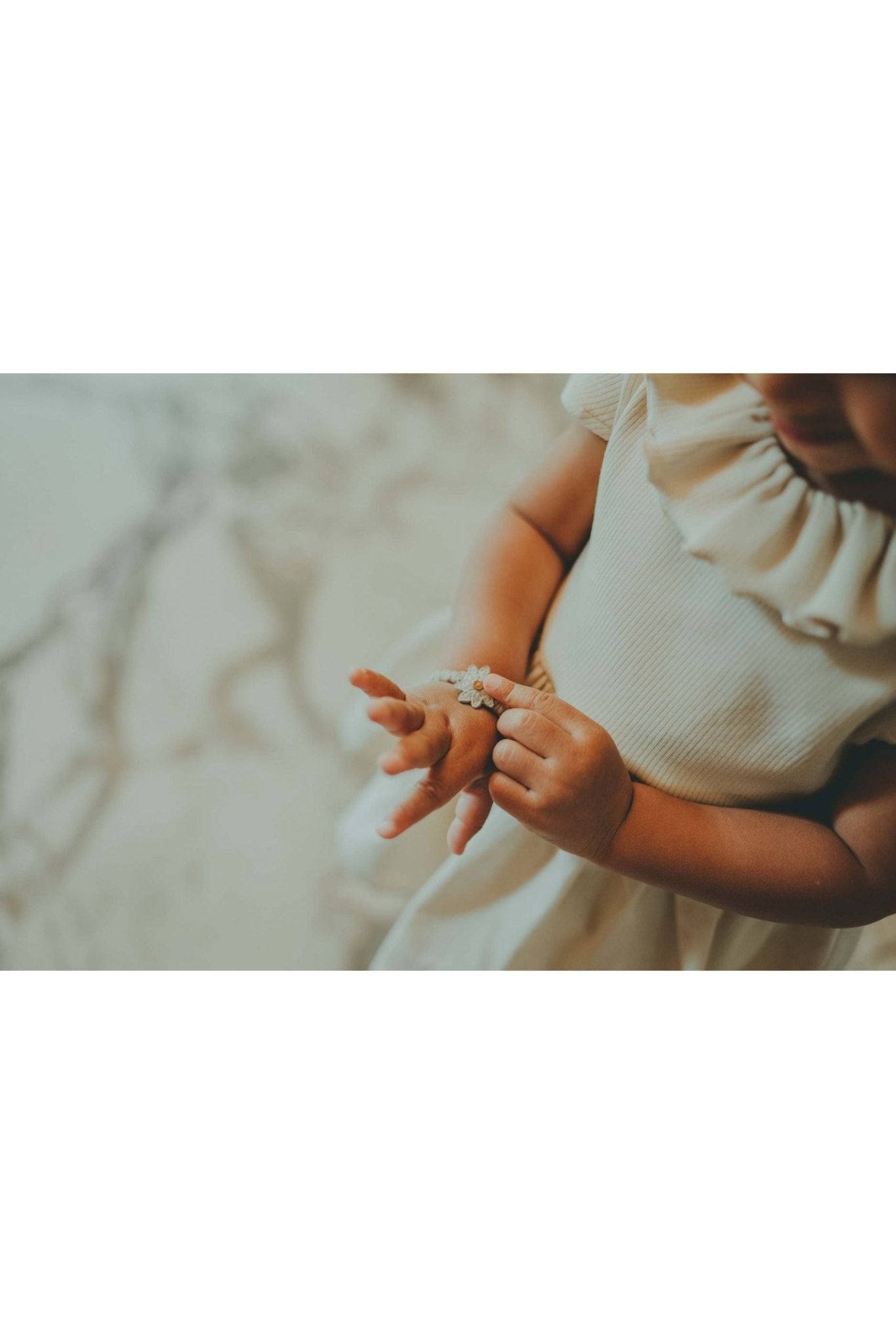 Donsje Faili Bracelet Daisy Off White Sheep Leather van Donsje Amsterdam | Kids Conceptstore Le Fanfare