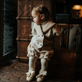 Donsje Nannie Merino Wool Waistcoat Soft Sand van Donsje Amsterdam | Kids Conceptstore Le Fanfare