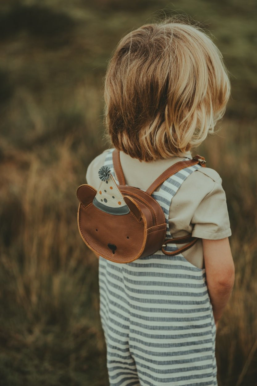 Donsje Tendo Backpack Festive Bear Cognac Classic Leather van Donsje Amsterdam | Kids Conceptstore Le Fanfare