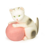 Egmont Lamp Kat Met Bol Wol Roze 24x23 cm van Egmont Toys | Kids Conceptstore Le Fanfare