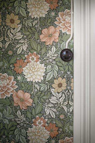 Falsterbo III - Dahlia Garden - Green van Boråstapeter | Kids Conceptstore Le Fanfare
