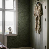 Falsterbo III - Hazel - Dark Green van Boråstapeter | Kids Conceptstore Le Fanfare