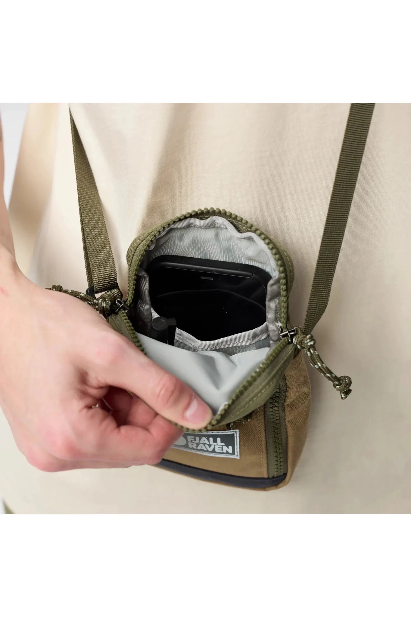 Fjallraven Vardag Pocket Small - Poppy Pink-Khaki Dust van Fjallraven | Kids Conceptstore Le Fanfare