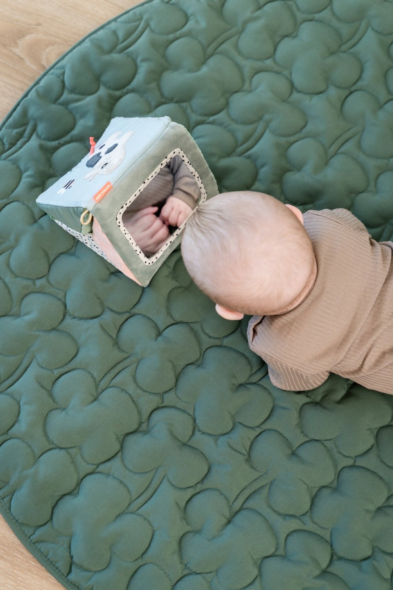 Fold-out sensory mirror | Tiny farm - Colour mix van Done by Deer | Kids Conceptstore Le Fanfare