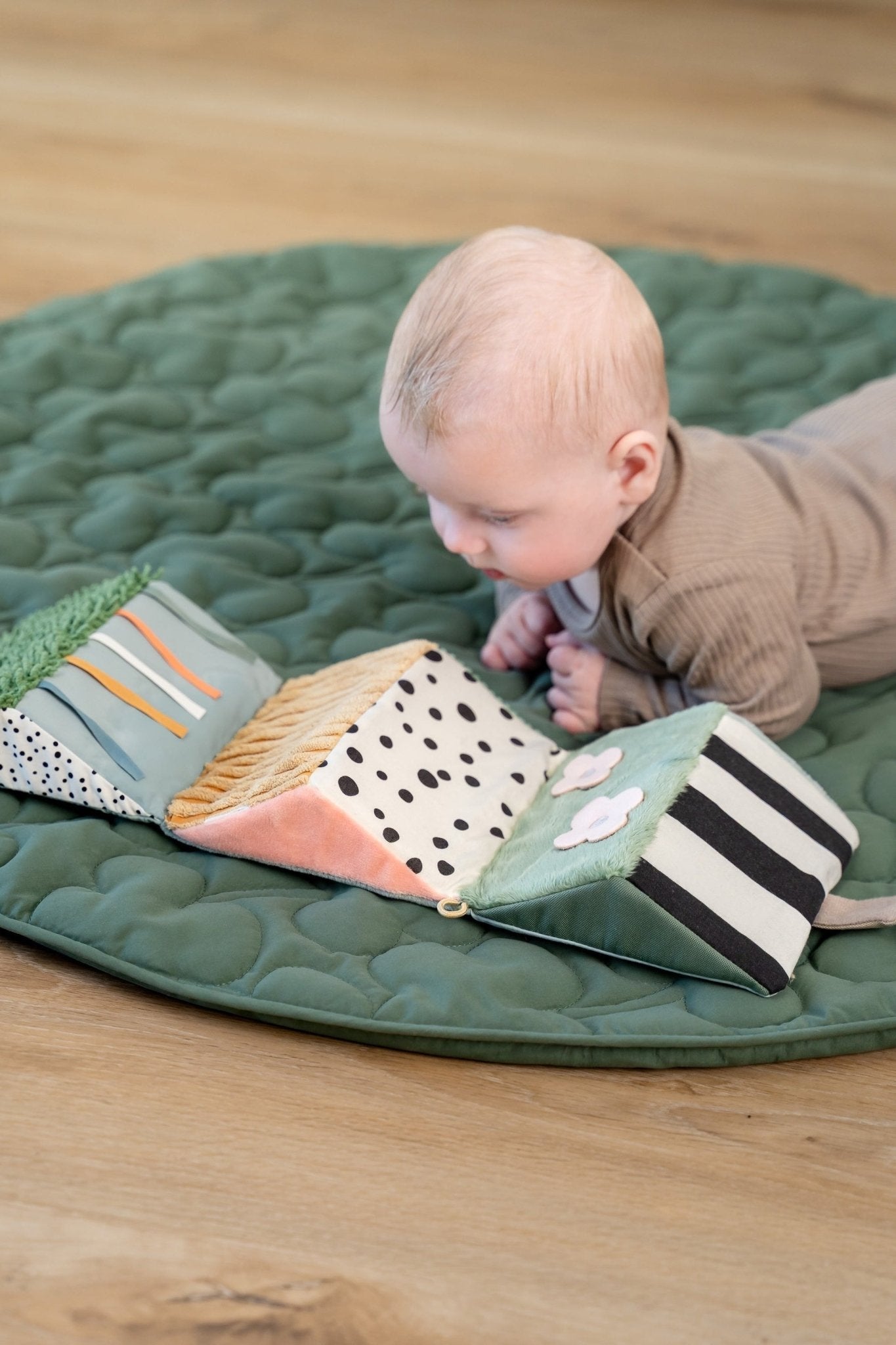 Fold-out sensory mirror | Tiny farm - Colour mix van Done by Deer | Kids Conceptstore Le Fanfare