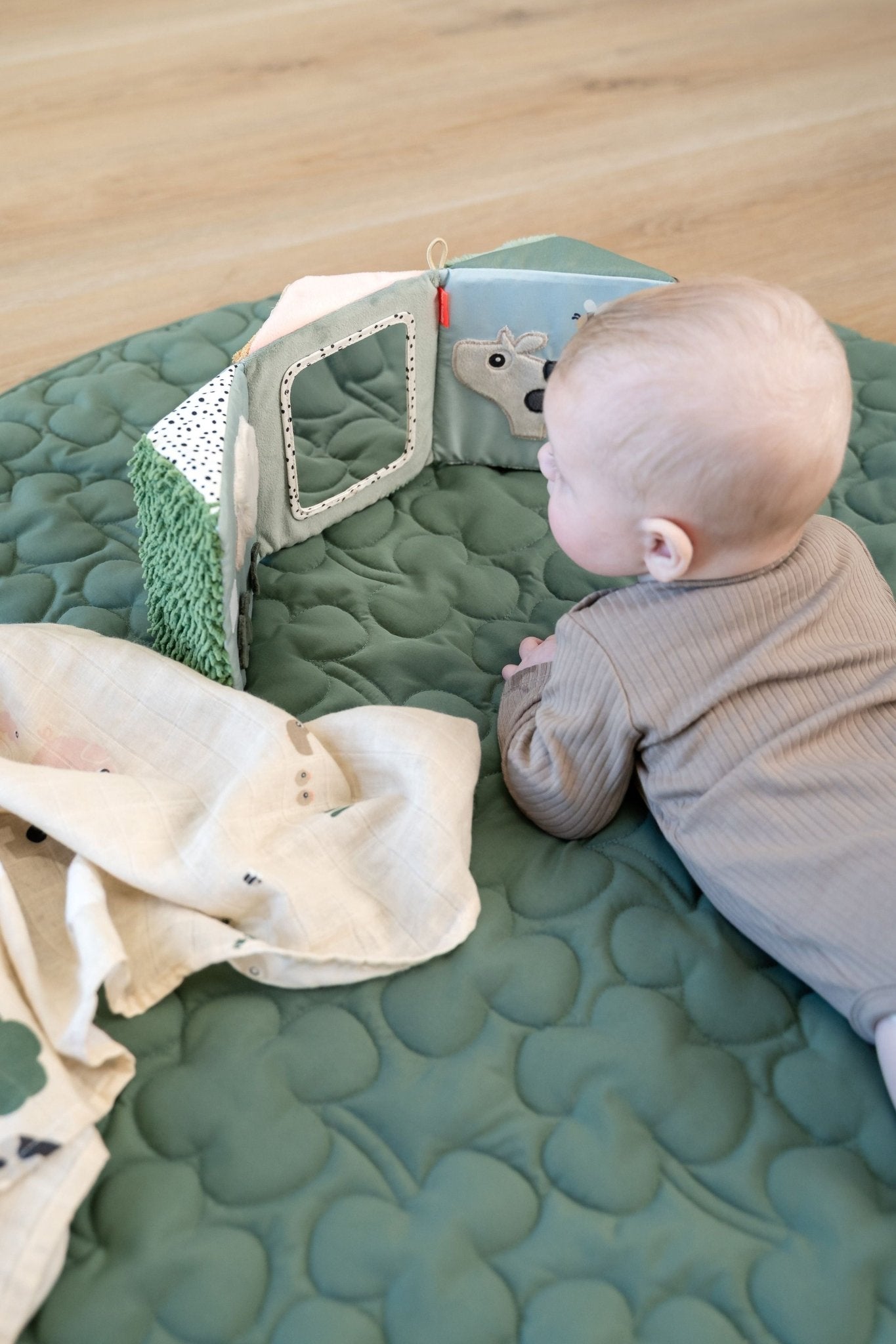 Fold-out sensory mirror | Tiny farm - Colour mix van Done by Deer | Kids Conceptstore Le Fanfare