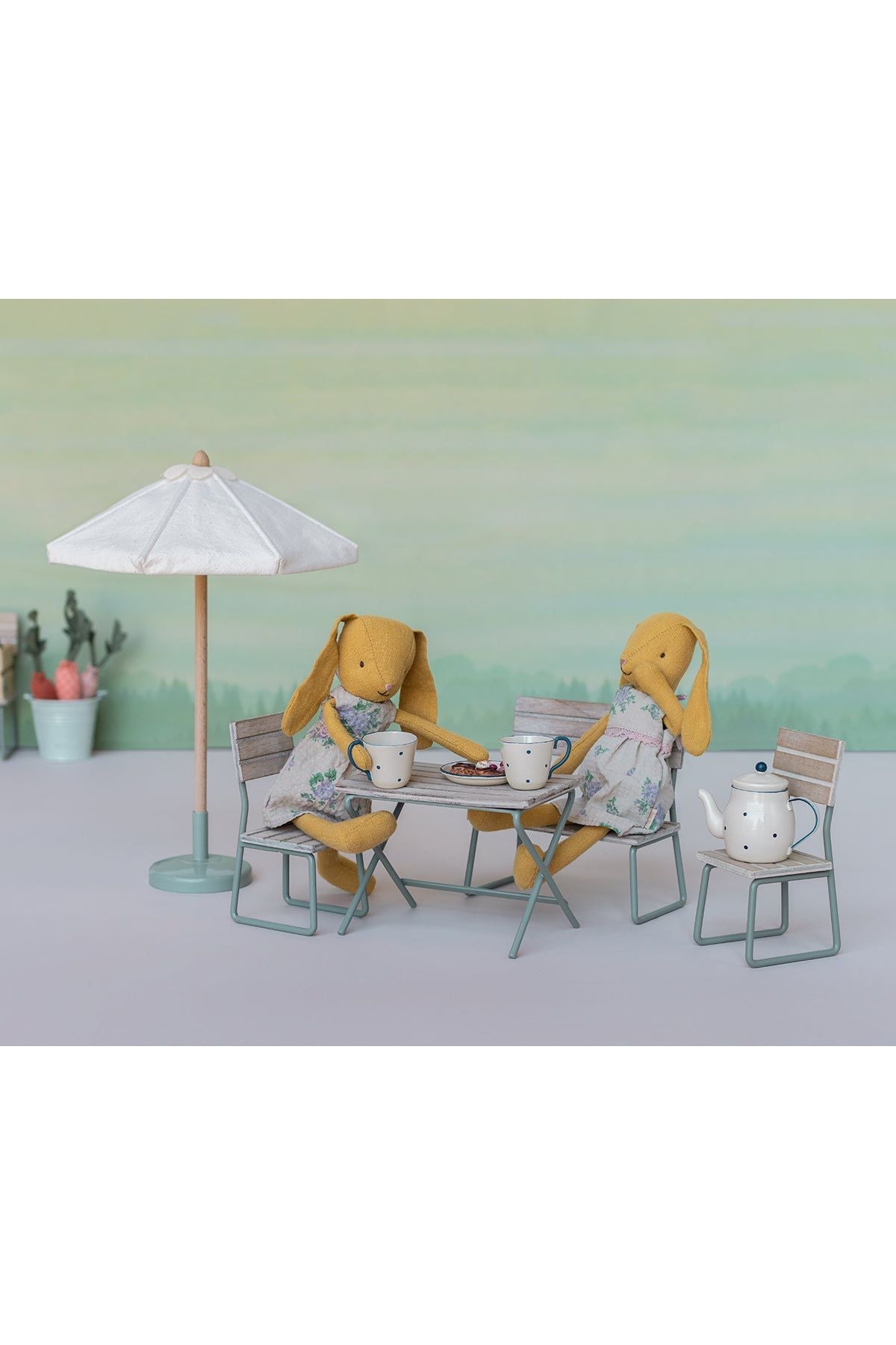 Garden Set. Table W. Chair And Bench van Maileg | Kids Conceptstore Le Fanfare