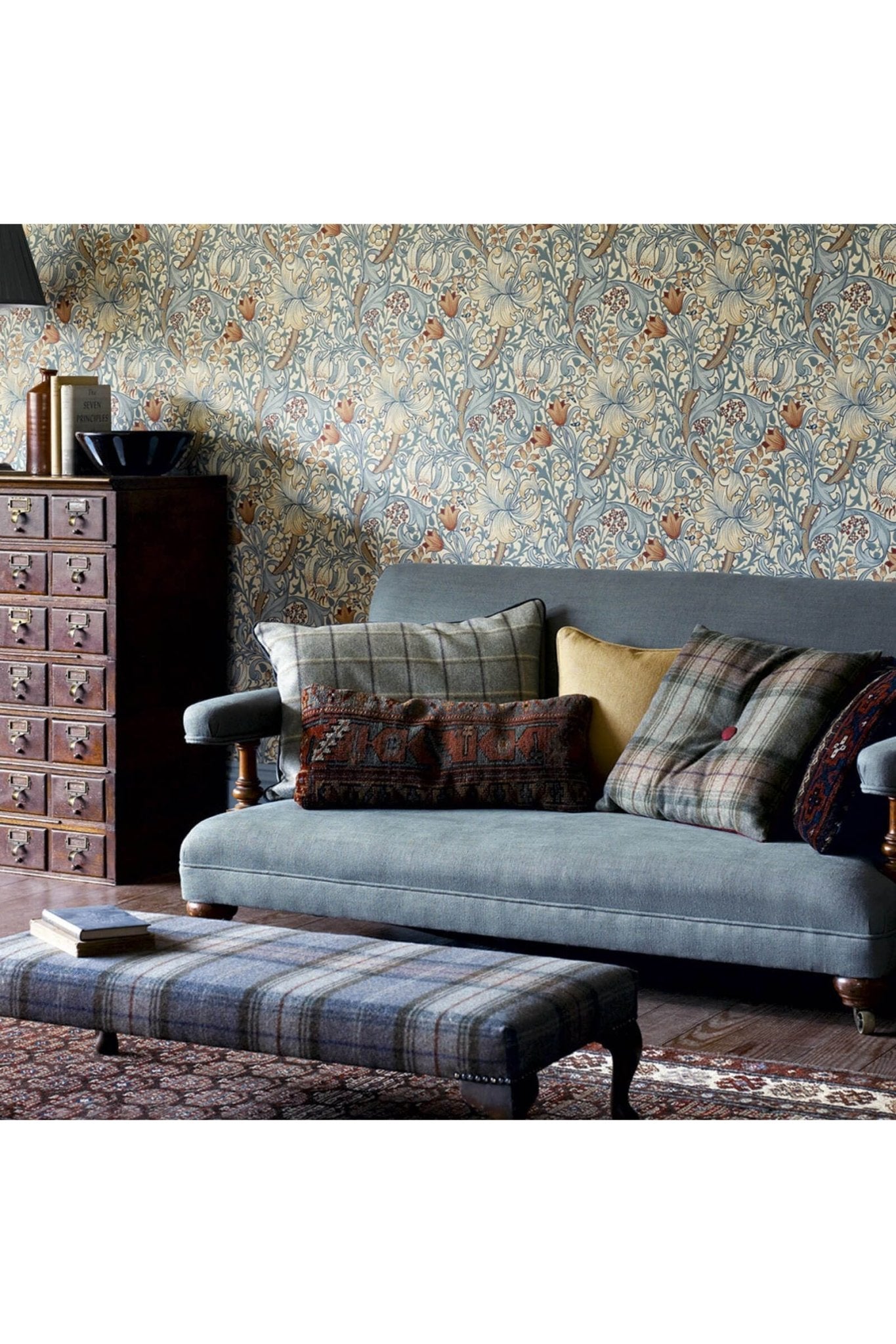 Golden Lily Wallpaper - Slate/Manilla van Morris & Co | Kids Conceptstore Le Fanfare