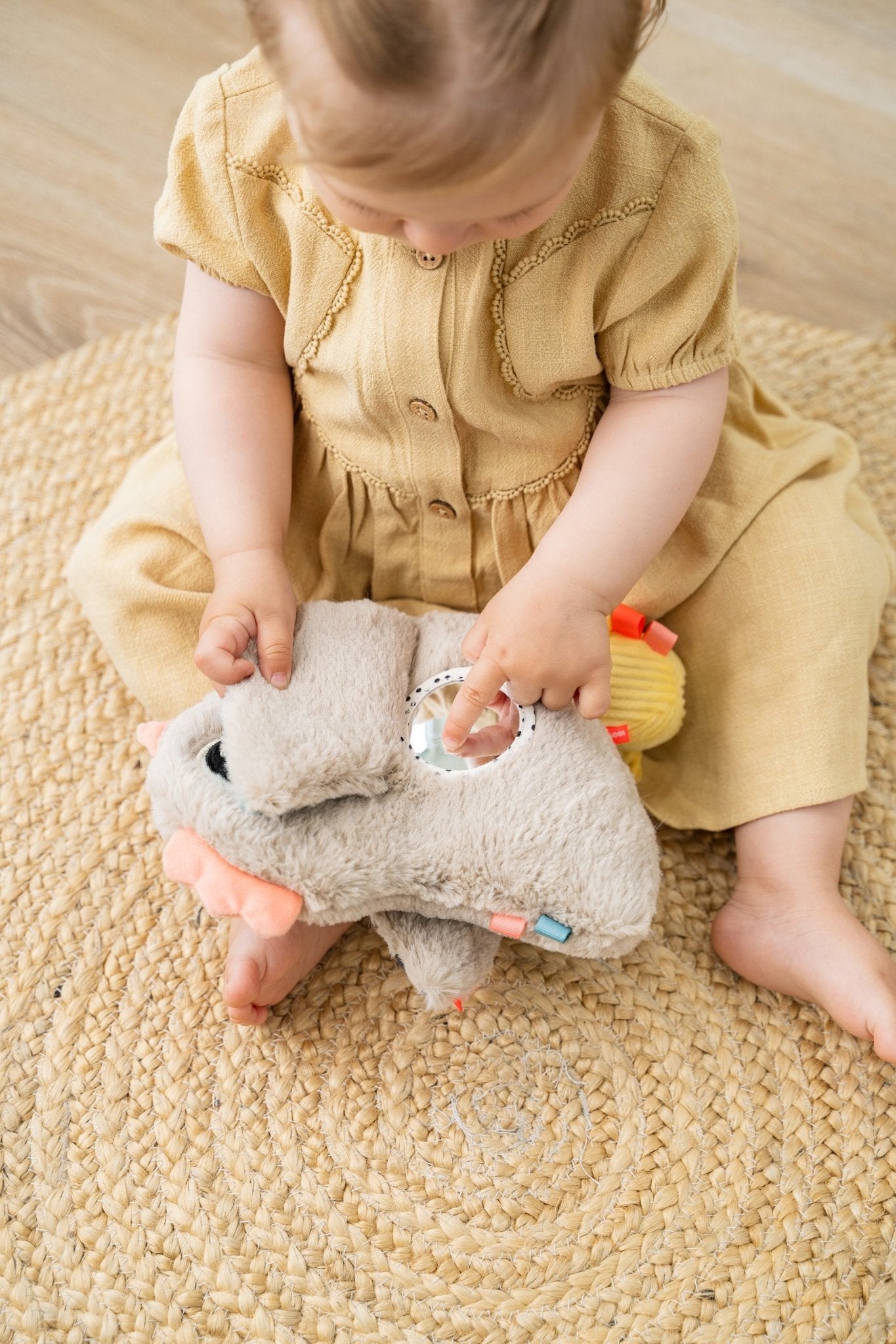 Hide&Seek activity toy | Clucky - Sand van Done by Deer | Kids Conceptstore Le Fanfare