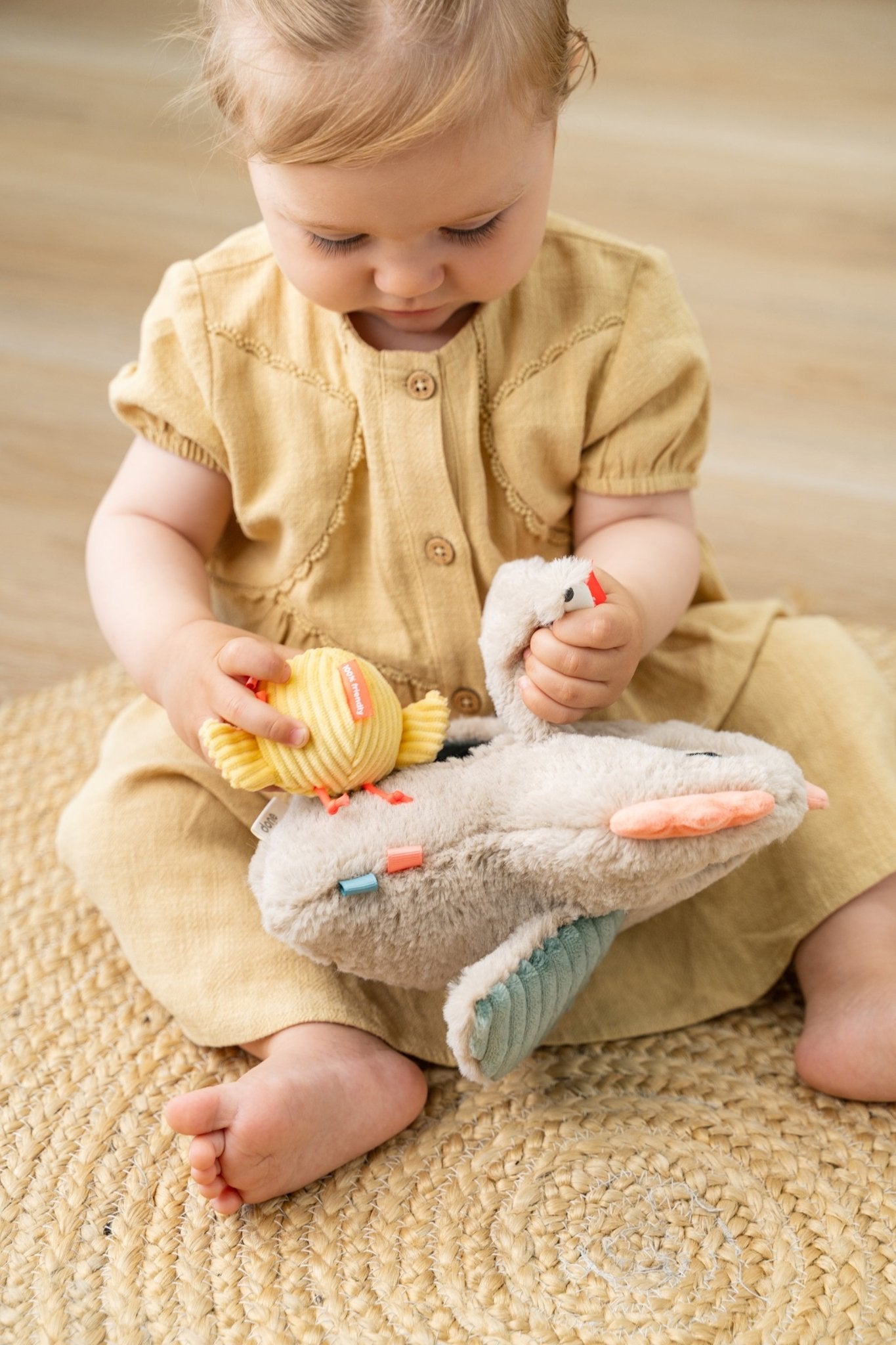 Hide&Seek activity toy | Clucky - Sand van Done by Deer | Kids Conceptstore Le Fanfare