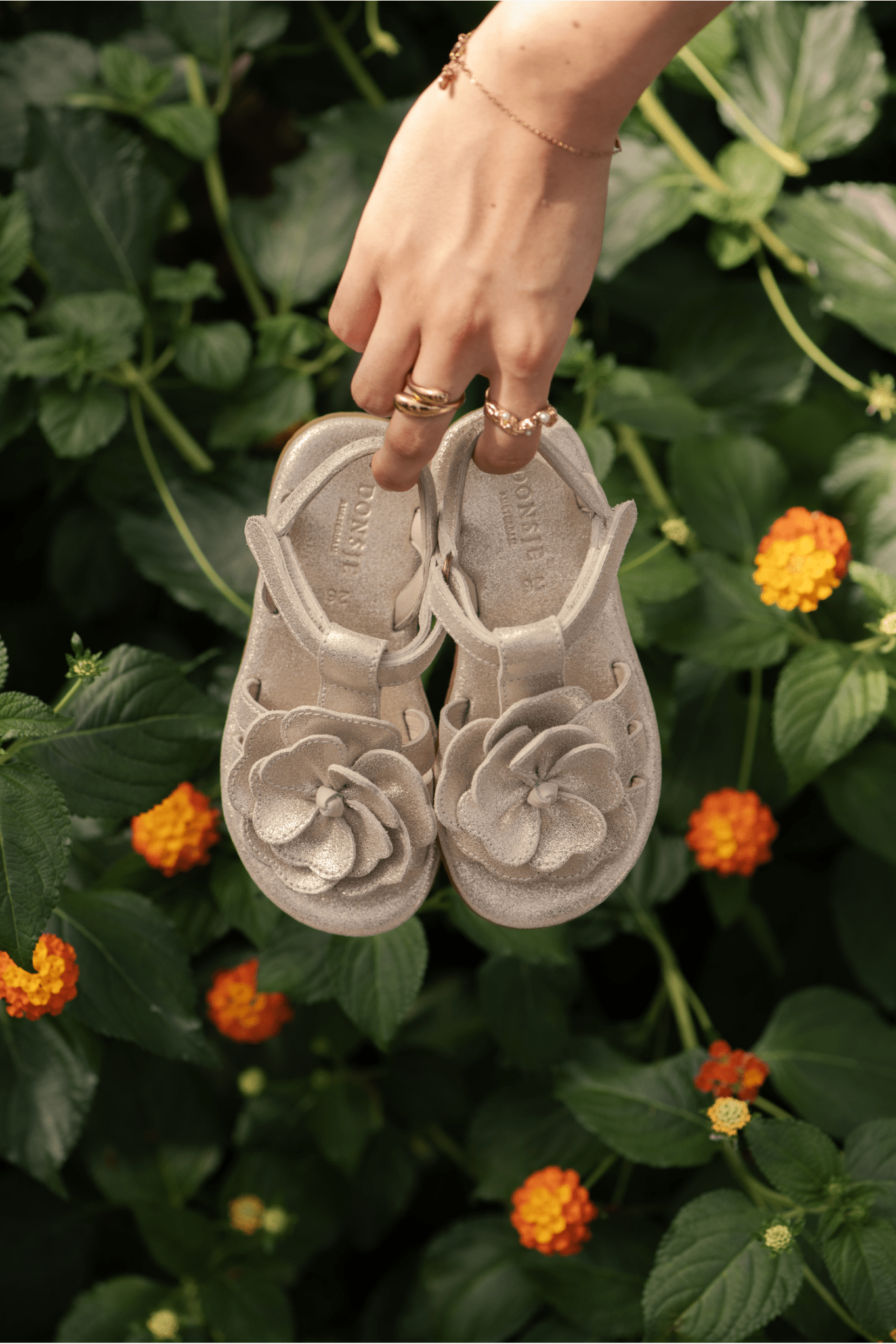Iles Fields Sandals - Shimmer Buttercup - Silver Metallic Leather van Donsje Amsterdam | Kids Conceptstore Le Fanfare