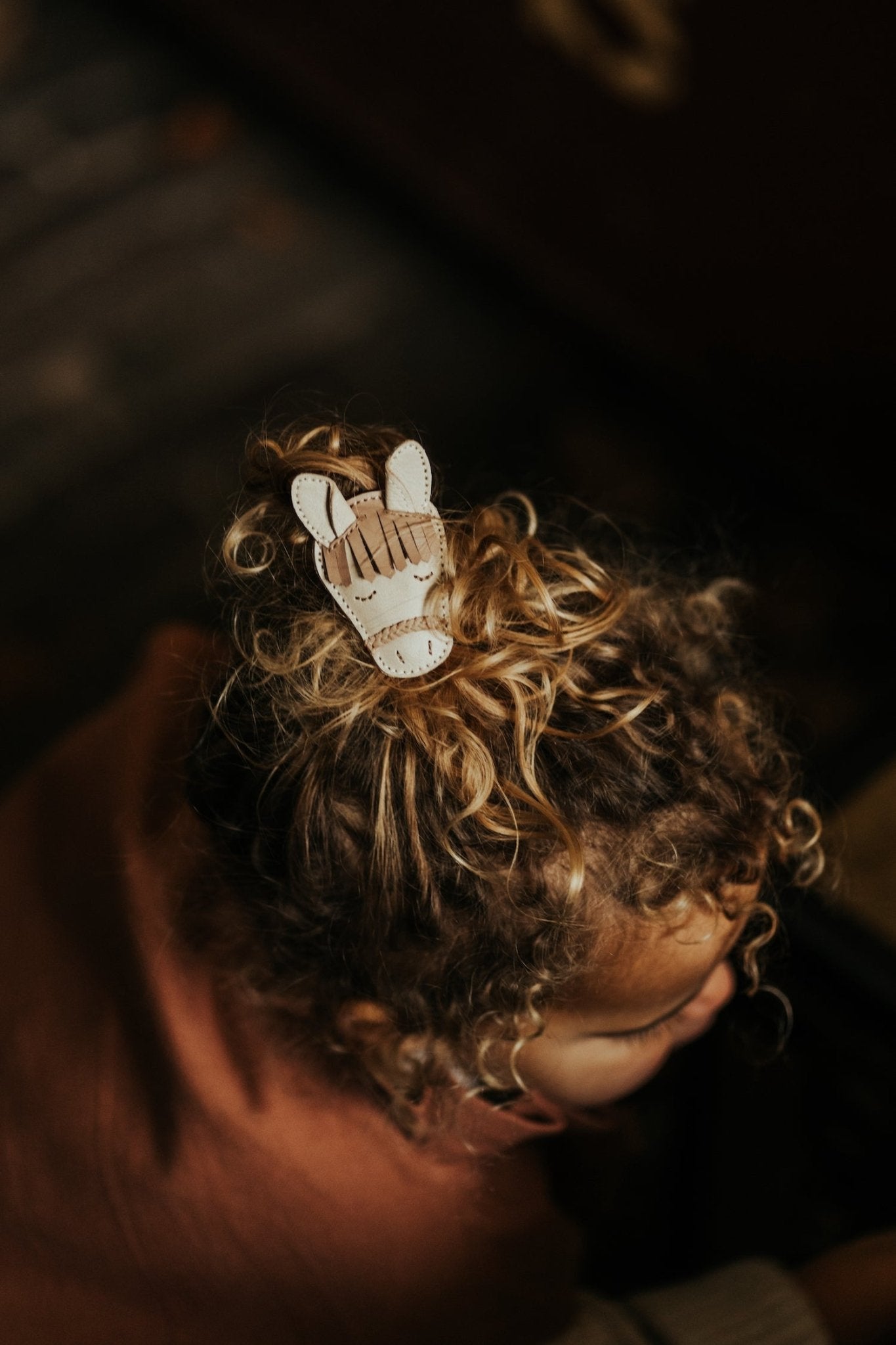 Josy Special Hair Tie - Horse - Ivory Classic Leather van Donsje Amsterdam | Kids Conceptstore Le Fanfare