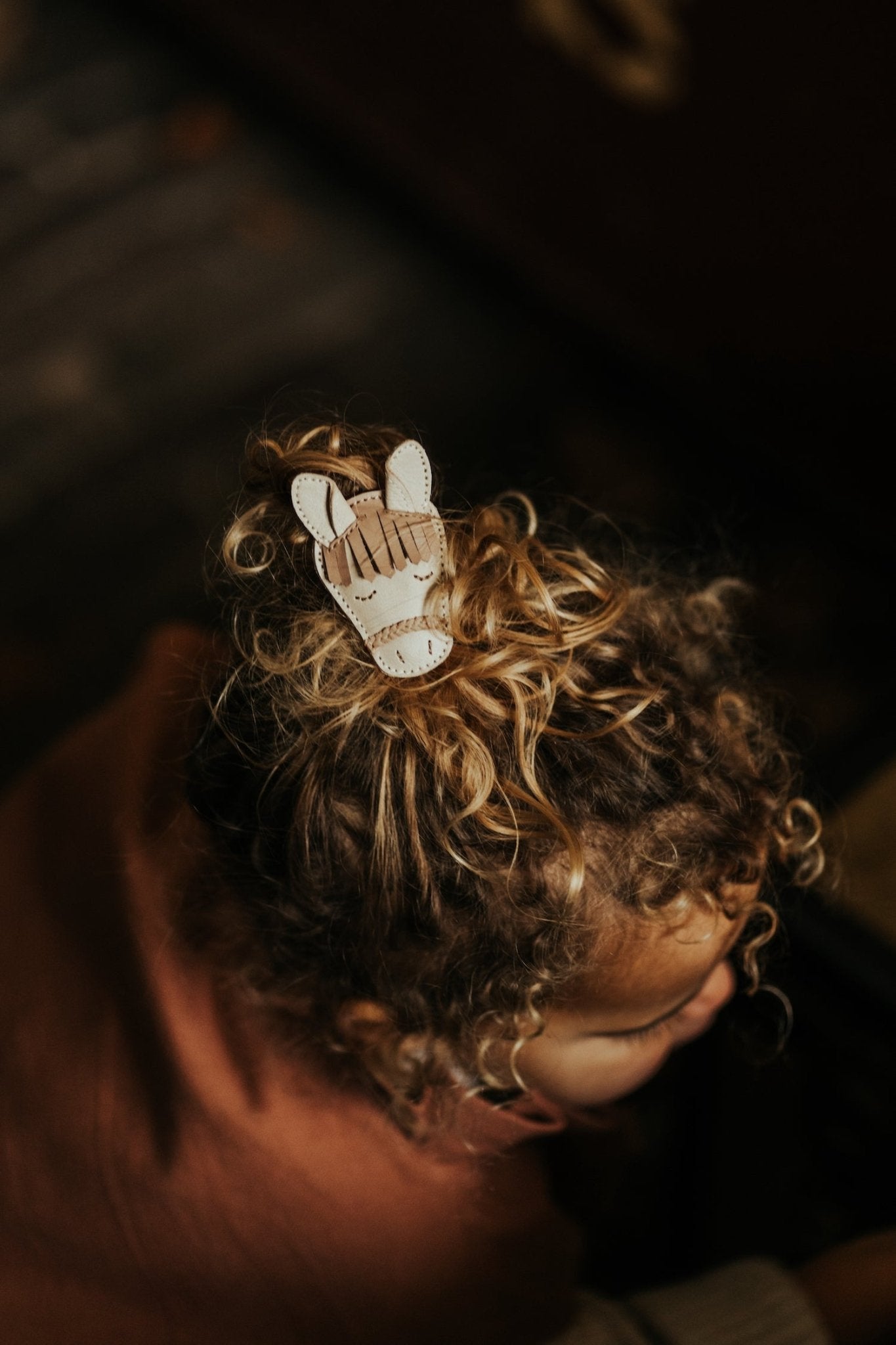 Josy Special Hair Tie - Horse - Ivory Classic Leather van Donsje Amsterdam | Kids Conceptstore Le Fanfare