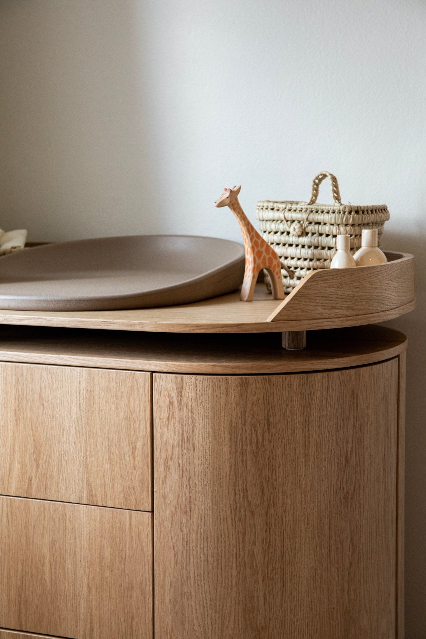 Kai dresser - oak veneer van KAS Kopenhagen | Kids Conceptstore Le Fanfare