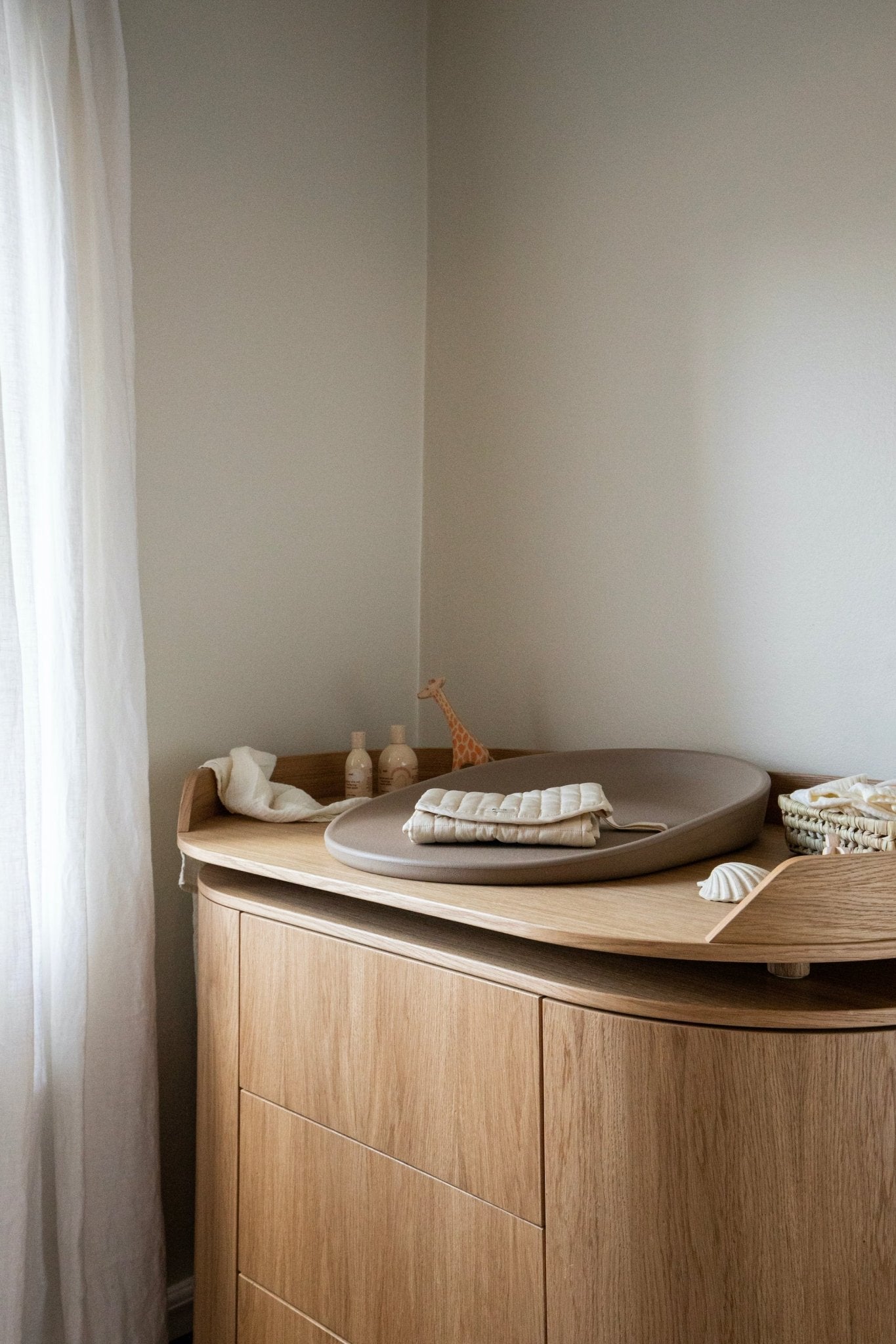 Kai dresser - oak veneer van KAS Kopenhagen | Kids Conceptstore Le Fanfare